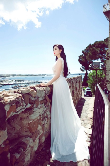 Trong khung cảnh bến du thuyền sang trọng của nước Pháp, Lý Nhã Kỳ đã có dịp khoe dáng yêu kiều với vẻ đẹp tinh khôi trong bộ đầm trắng của nhà thiết kế Lê Thanh Hòa.